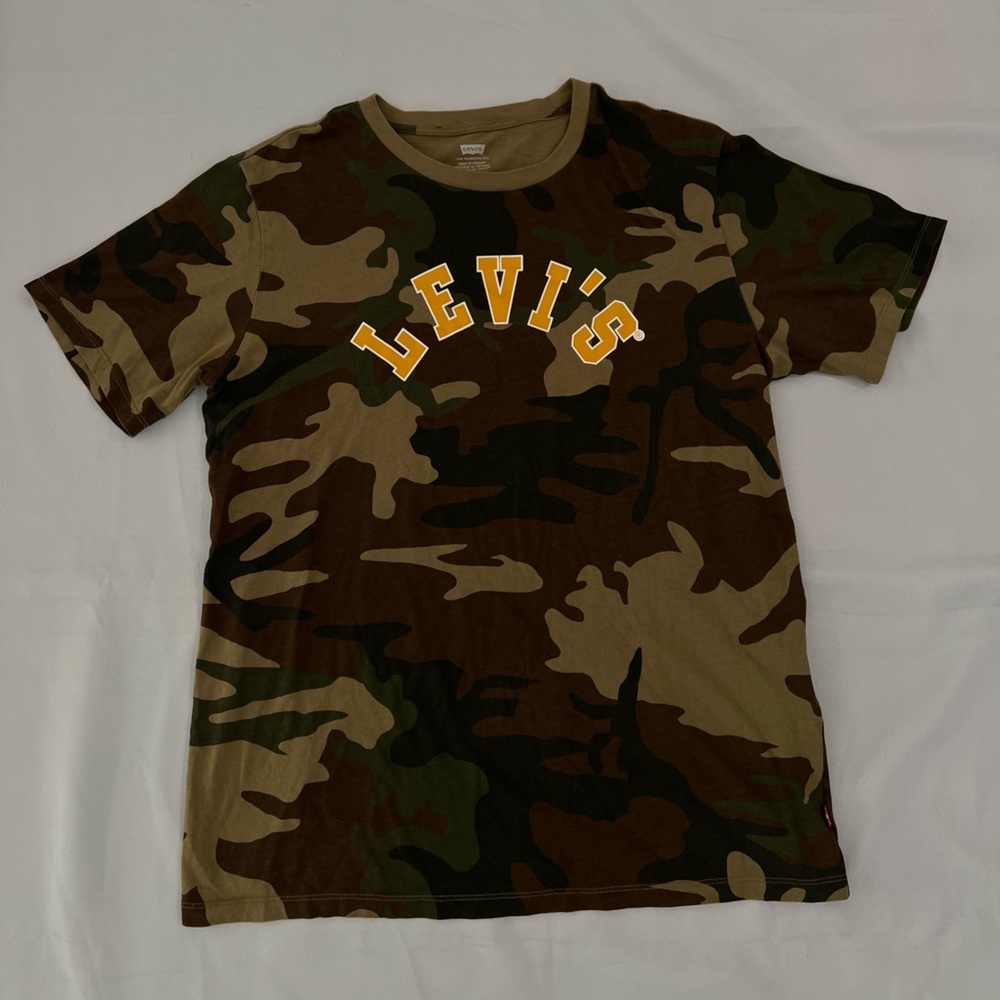 LEVI’S men’s camoflauge graphic T-shirt | MEDIUM